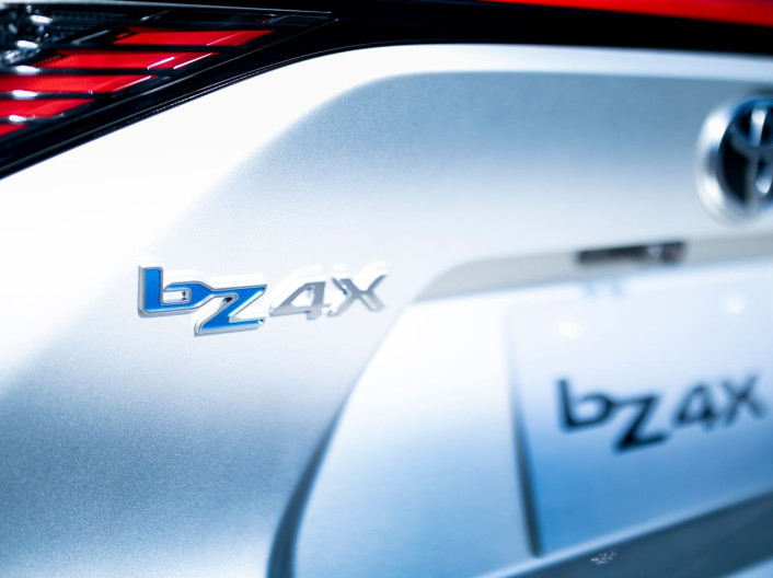話題の電気自動車「bZ4X」をご紹介！！