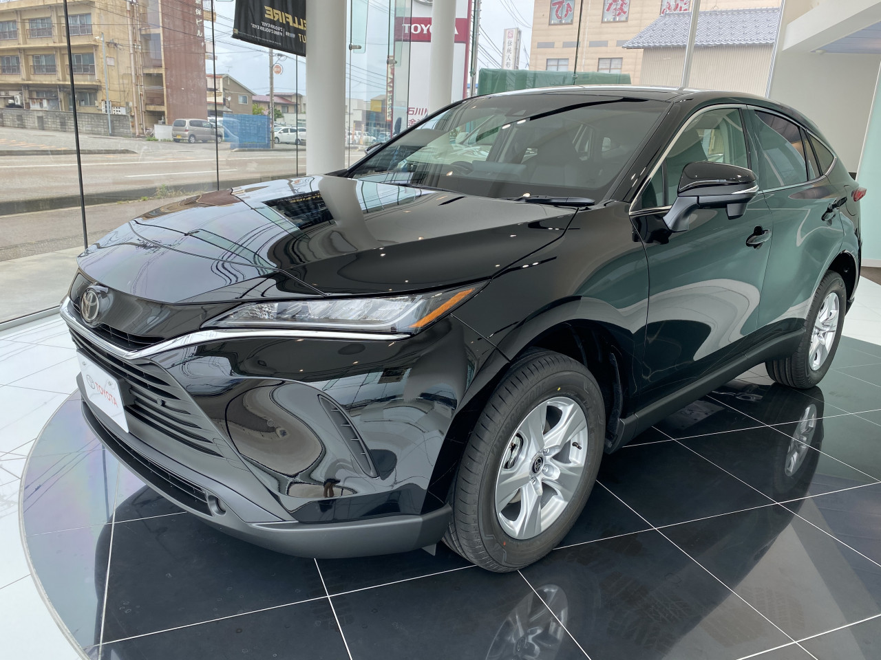 皆様お待ちかねの新型ハリアーの展示車が金沢西店へやってきました 金沢西店 石川トヨタ自動車株式会社 公式webサイト クルマ