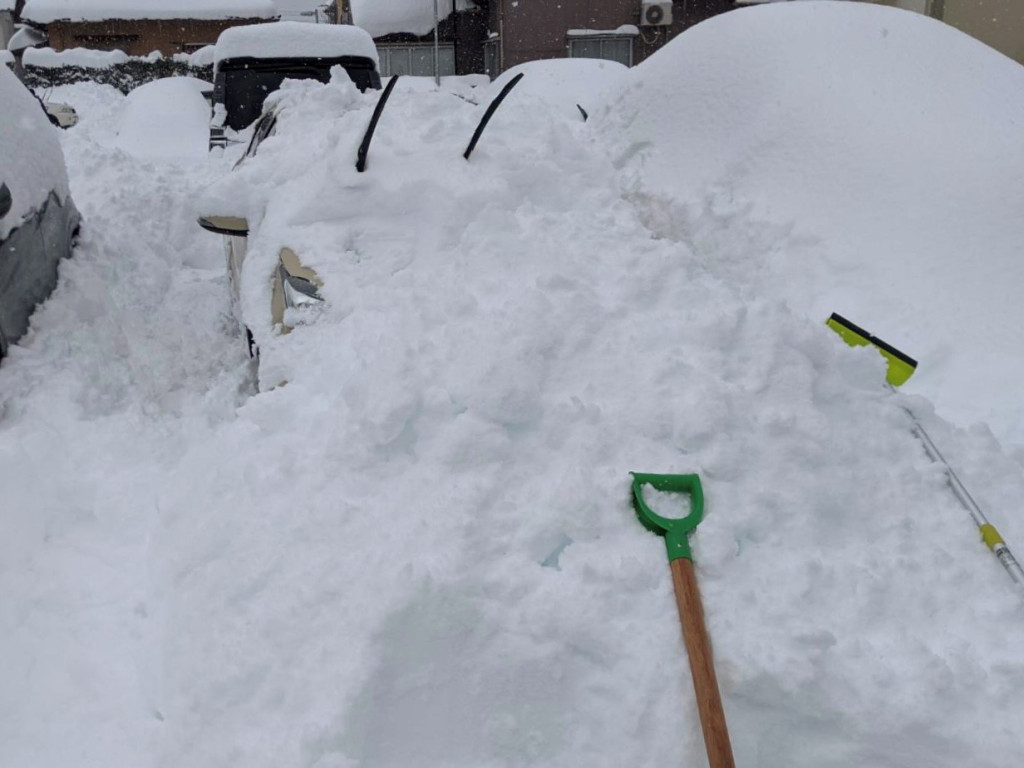 雪道にはまってしまった 涙 スタックした時の対処法をお教えします 石川トヨタ自動車株式会社 公式webサイト 日常 雪道にはまってしまった 涙 スタックした時の対処法をお教えします 石川トヨタ自動車株式会社 公式webサイト 日常