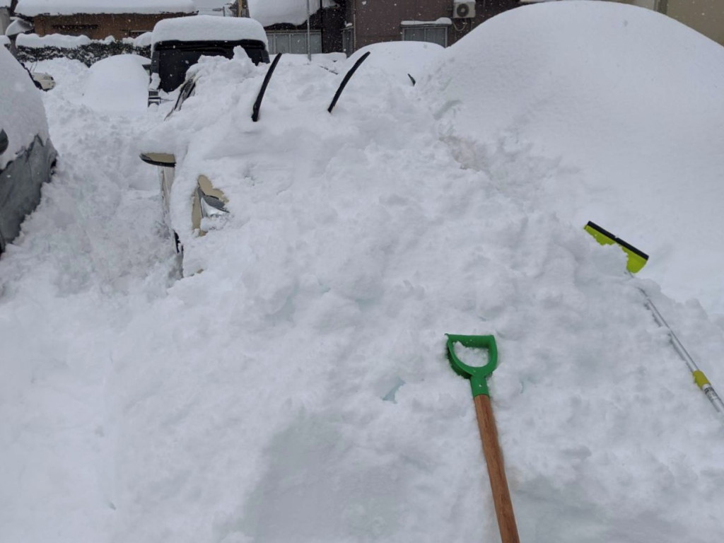 雪道にはまってしまった 涙 スタックした時の対処法をお教えします 石川トヨタ自動車株式会社 公式webサイト 日常