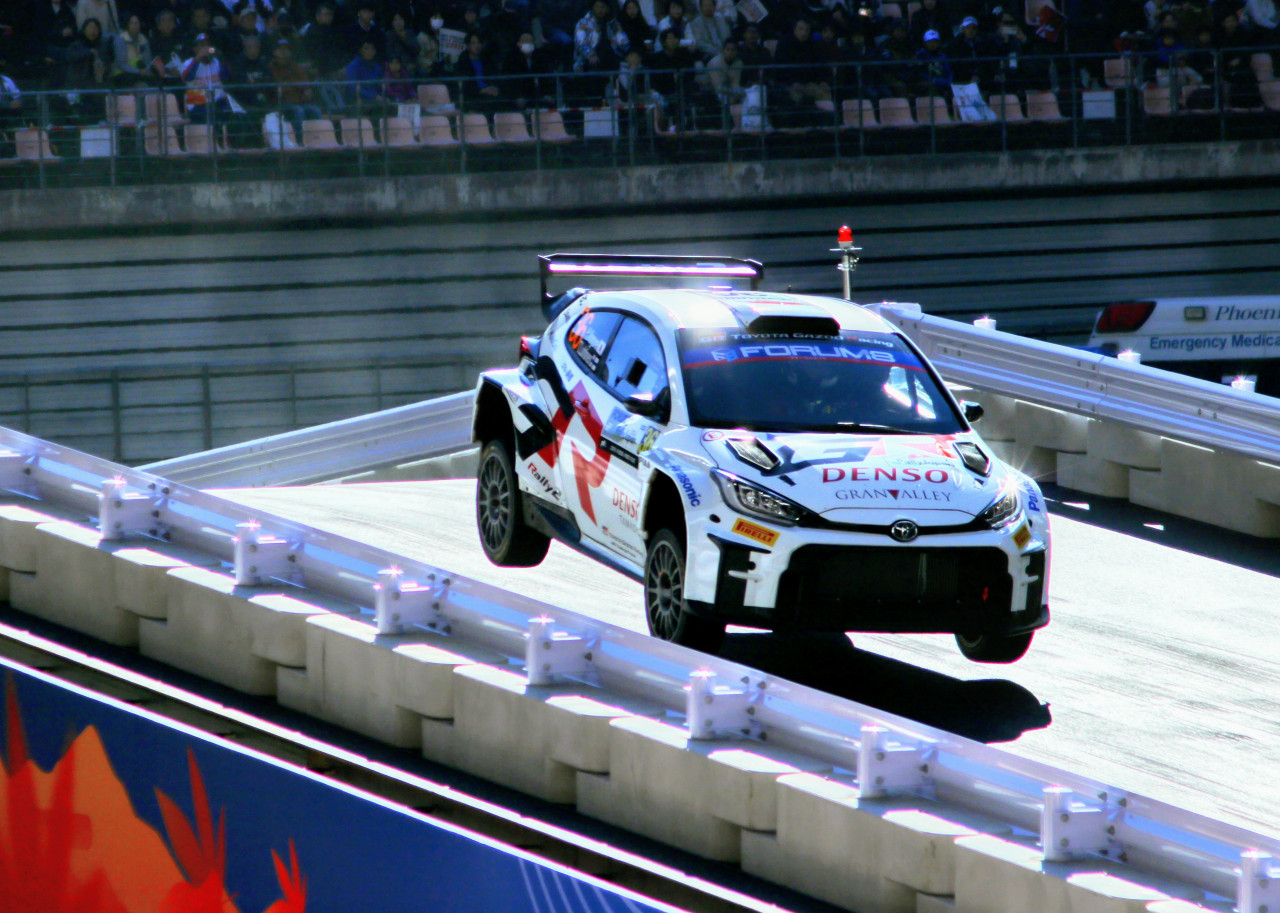 「ラリーカーと見物人」 606f00be18c564027d493372b5213a